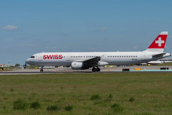 Αεροπλάνο Airbus A321 111 Της Ελβετικής Αεροπορικής Εταιρείας Έτοιμο Απογειωθεί — Φωτογραφία Αρχείου