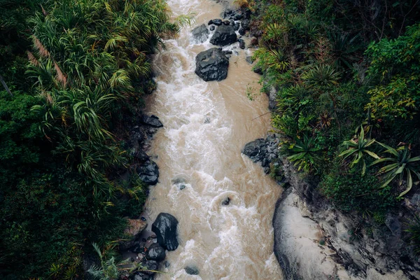 Widok Góry Wąskiej Burzliwej Rzeki Wśród Tropikalnej Dżungli — Zdjęcie stockowe
