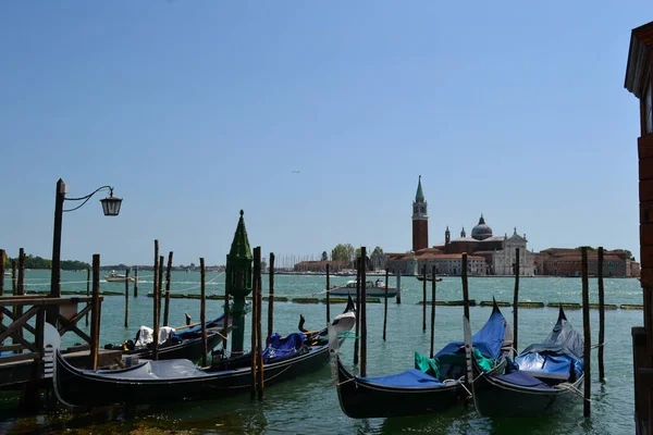 イタリアのヴェネツィアの青い空の下で流れる運河のゴンドラ — ストック写真