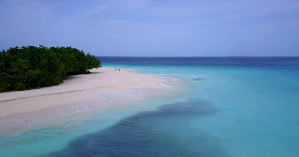 Uma Pequena Ilha Com Costa Arenosa Árvores Verdes Rodeadas Oceano — Fotografia de Stock