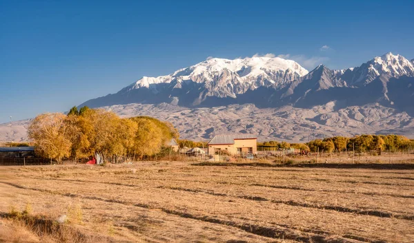 Cultivated Agricultural Land Small Rural House Mountain Range Distance — Stock Photo, Image