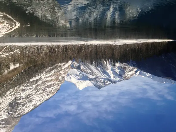 Una Hermosa Toma Lago Que Refleja Medio Ambiente Fondo Montañas —  Fotos de Stock