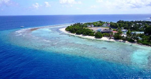 一架无人驾驶飞机对马尔代夫一个被印度洋冲刷的人口众多的岛屿进行射击 — 图库照片