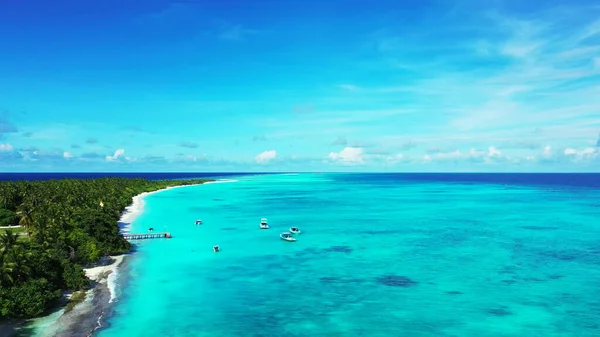 Воздушный Беспилотный Снимок Островного Пляжа Мальдивах Омываемого Водами Индийского Океана — стоковое фото