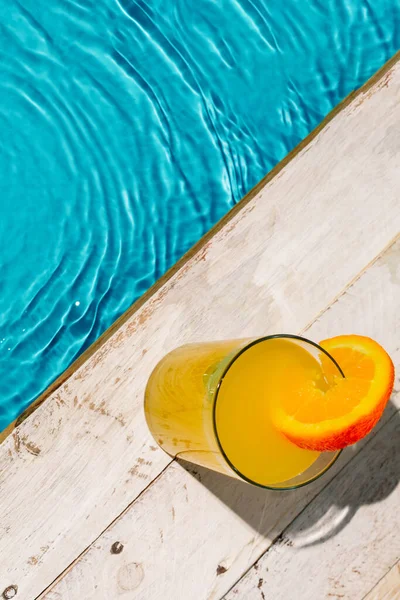 Top View Cup Orange Juice Orange Slice Next Pool — Stock Photo, Image