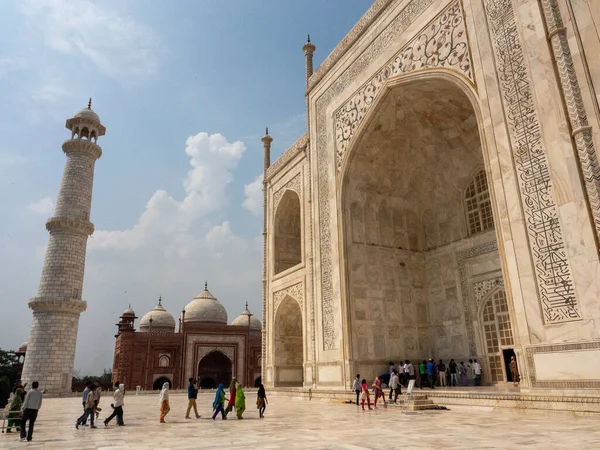 Taj Mahal Contre Ciel Nuageux Avec Des Visiteurs — Photo