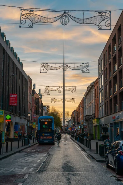 Eine Vertikale Aufnahme Einer Straße Mit Gebäuden Mit Weihnachtsbeleuchtung Und — Stockfoto
