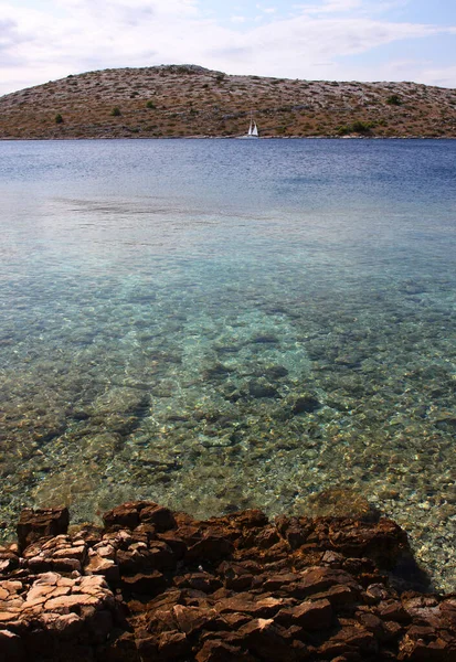 背景に山のある湖の美しい景色 — ストック写真