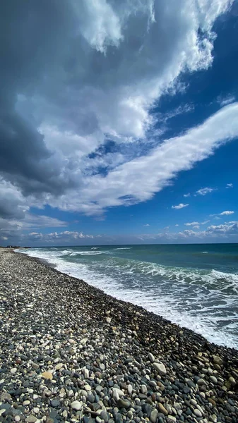 Panoramatický Výhled Mořské Vlny Písečném Břehu Proti Zatažené Obloze — Stock fotografie