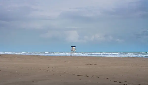 Una Torre Baywatch Colocada Una Playa — Foto de Stock