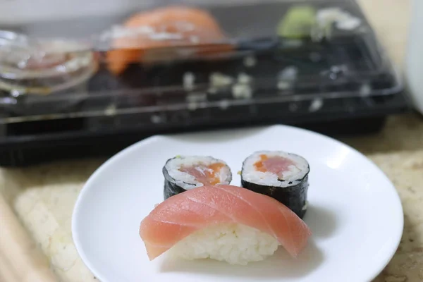 Closeup Shot Seafood White Plate Rest Black Plastic Back Blurred — Stock Photo, Image