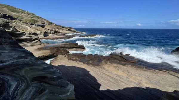 Vacker Utsikt Över Blå Havsvågor Som Träffar Klipporna Soligt Väder — Stockfoto