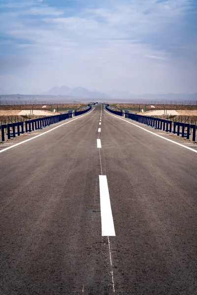 Eine Leere Endlose Straße Durch Die Wüste — Stockfoto