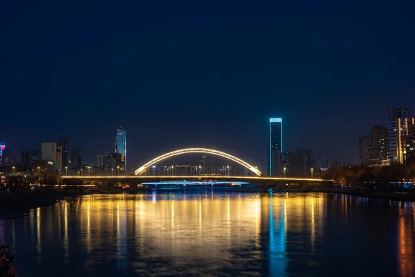 Eine Schöne Aufnahme Von Beleuchteten Gebäuden Und Einer Brücke Lanzhou — Stockfoto