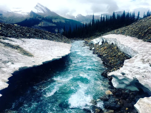 Una Hermosa Toma Río Congelado Con Nieve Ambos Lados Montañas —  Fotos de Stock