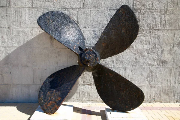 Old Rusty Four Blade Ship Propeller Leaning Wall — Stock Photo, Image