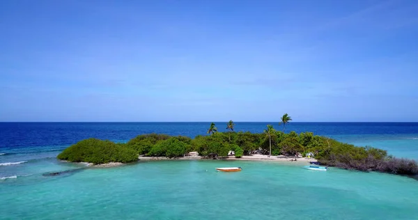 Una Vista Aérea Una Pequeña Isla Tropical Con Una Playa — Foto de Stock