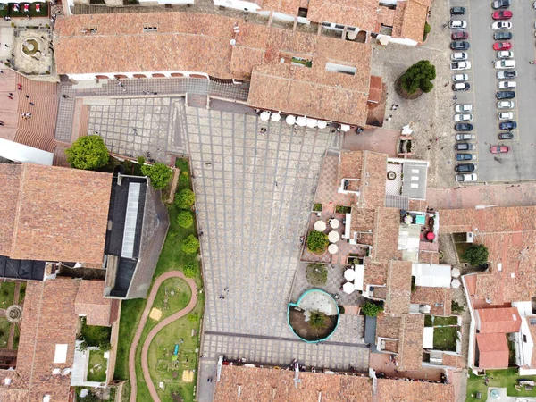 Une Vue Aérienne Des Bâtiments Aux Toits Bruns Dans Une — Photo