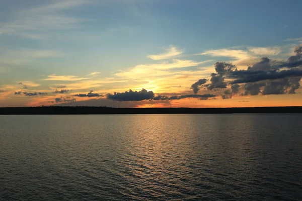 Vacker Utsikt Över Havsvågor Mot Stenig Strand Vid Solnedgången — Stockfoto