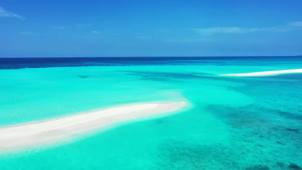 Eine Vogelperspektive Auf Eine Schmale Insel Inmitten Eines Azurblauen Ozeans — Stockfoto