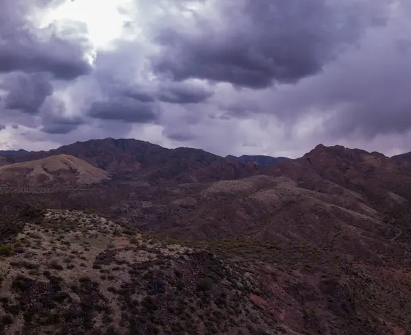 Kayalık Dağlar Amerikan Yerlilerinin Kurak Kamp Alanı Dramatik Bulutlu Gökyüzünün — Stok fotoğraf
