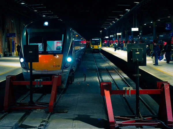 Krásný Záběr Moderní Vlak Uvnitř Železniční Stanice Sligo Irsku Noci — Stock fotografie
