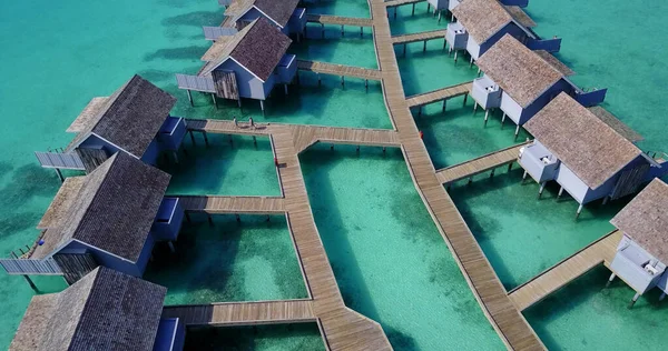 Une Vue Aérienne Des Cabanes Dans Eau Turquoise Aux Maldives — Photo