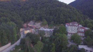 Türkiye dağlarındaki binaların hava aracı görüntüsü