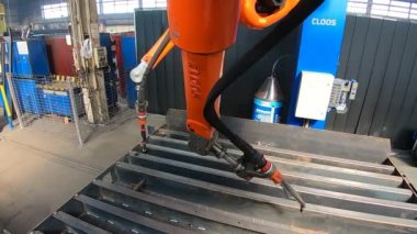 Yavaşça hareket eden kaynak makinesinin kolu