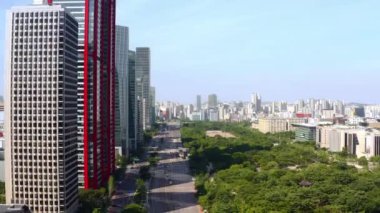 Seul, Güney Kore 'de güneşli bir günde, yeşil bir tarlaya karşı Yeouido binasının yüksek açılı görüntüsü.