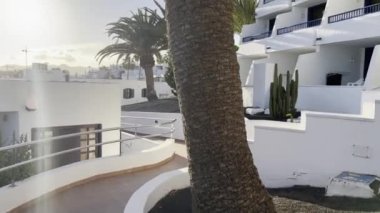 Güneşli bir günde Puerto Del Carmen, Fuerteventura 'daki Los Cocoteron tatil köyü.