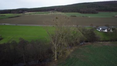 Almanya 'nın Bavyera kenti yakınlarındaki yeşil tarlaların insansız hava aracı görüntüsü