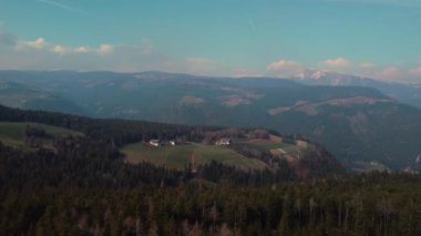 Kuzey, İtalya 'daki dağ manzarası üzerinde bir hava manzarası