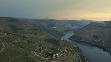 Portekiz 'deki dağların arasından akan Douro Nehri' nin hava manzarası.