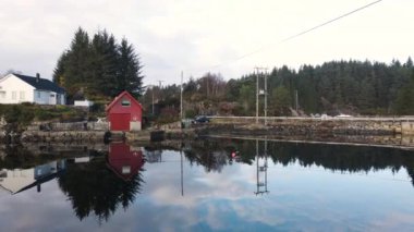 Kjaeragbolten, Gardanger, Fjords, Norveç göl manzarası