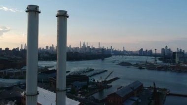 İnsansız hava aracı Manhattan 'ın arka planında iki destenin üzerinde yükseliyor