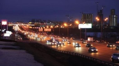 Moskova Çevre Yolu, Rusya 'daki gece trafiğinin güzel bir manzarası.