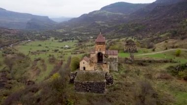 Ermenistan 'daki Hnevank Manastırı' nın yemyeşil doğayla çevrili bir görüntüsü.