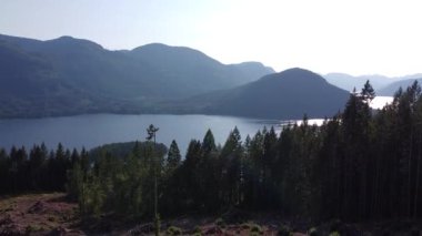 Muhteşem Central Lake manzarası, Thunder Mountain, Vancouver Island, British Columbia