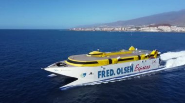 Los Cristianos 'tan kalkan hızlı yolcu feribotu Bencomo Express. Fred Olsen hızlı feribot hava görüntüsü. Tenerife, La Gomera ve La Palma arasındaki hızlı feribot.