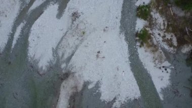 Güzel yeşil dağların kuş bakışı görüntüsü. Küçük bir su akıntısı göle akıyor.