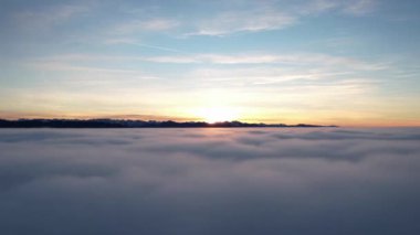 Gökyüzü arka planında hareket eden bulutların hızlandırılması