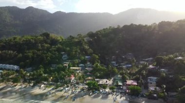 Maracas Beach Trinidad 'ın çeşitli yerlerinde insansız hava aracı uçuyor.