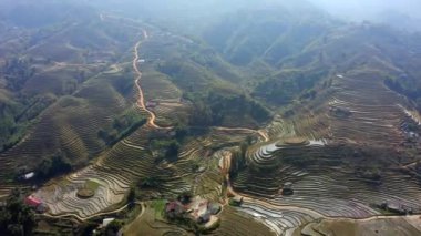 Vietnam 'daki Sapa' nın pirinç tarlası üzerinde dönen bir hava manzarası.