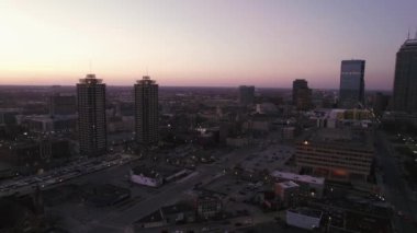 Günbatımında Indianapolis kentsel gökyüzü pembe ufuk çizgisiyle güzel bir şehir manzarası, ABD
