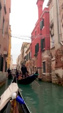 Venedik 'te, miras evleriyle çevrili bir gondol gezisi.
