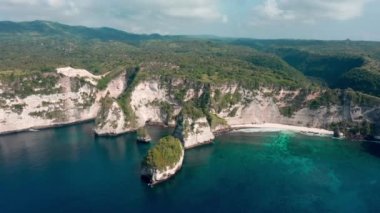 Endonezya, Bali 'deki Diamond Beach Nusa Penida' nın hava görüntüleri.