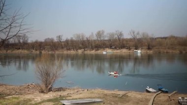Balıkçılar HD 'de Sava Nehri' nde tekneyle geziyorlar.
