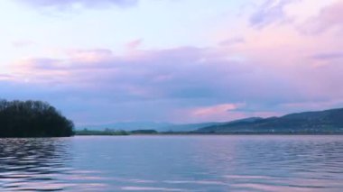 Romanya 'nın Arges ilindeki Valcelele Gölü' nün Zaman Çizelgesi