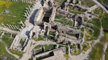 Kuzey Kıbrıs 'ın Famagusta kentindeki Salamis Harabelerinin hava manzarası